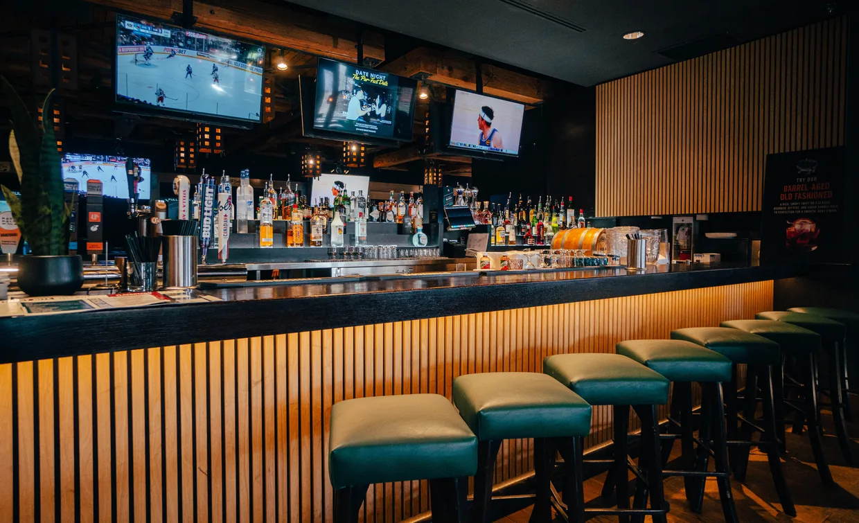 Bar and screens at Par4 Kitchen & Bar