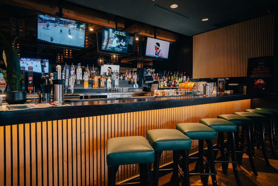 The bar at Par4 Kitchen & Bar